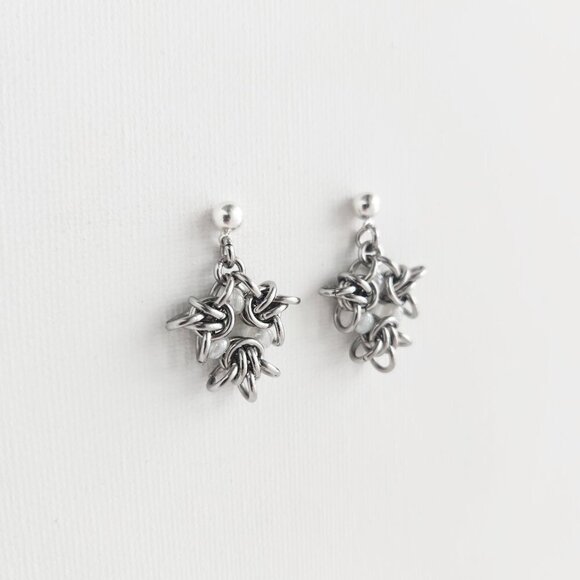 Fairy white pearl silver flower earrings ✦ chainmaille star-shaped earrings ✦ - Picture 5 of 7
